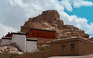 跟团去拉萨旅游一个人大概得花费多少钱？去拉萨跟团人均费用一般多少钱？