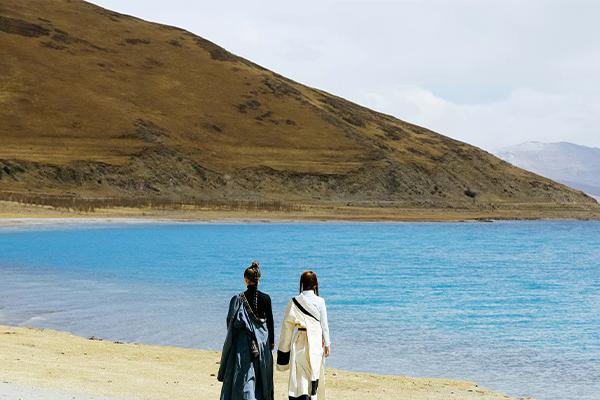 羊湖双女旅拍2.jpg